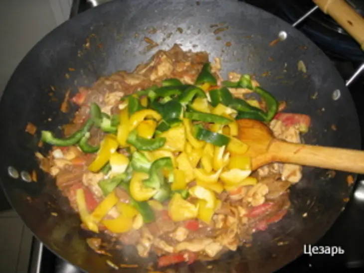 Белые грибы с грудинкой и овощами: шаг 8