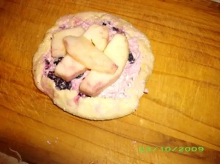 Пирожки творожные с черноплодкой и яблоком: шаг 6