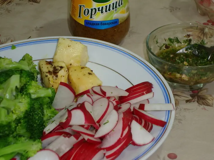 Салат  из  брокколи  с маринованным сыром: шаг 2