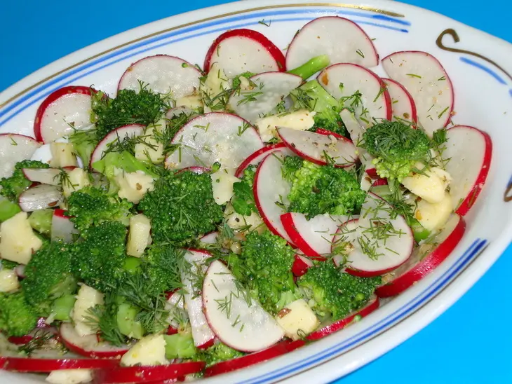 Салат  из  брокколи  с маринованным сыром: шаг 4