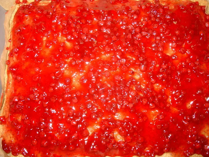 Орехово-маковый пирог с брусникой и шоколадом.: шаг 4