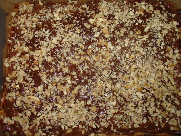 Орехово-маковый пирог с брусникой и шоколадом.: шаг 6