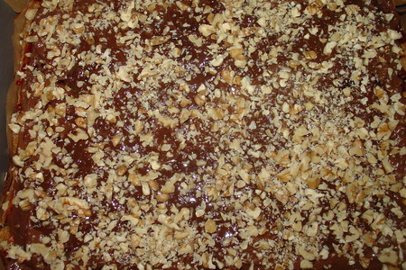 Орехово-маковый пирог с брусникой и шоколадом.: шаг 6