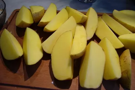 Индюшка в вермуте с карамелизованным луком и картошкой: шаг 2