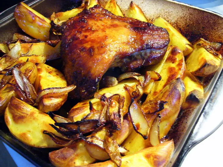 Индюшка в вермуте с карамелизованным луком и картошкой: шаг 5