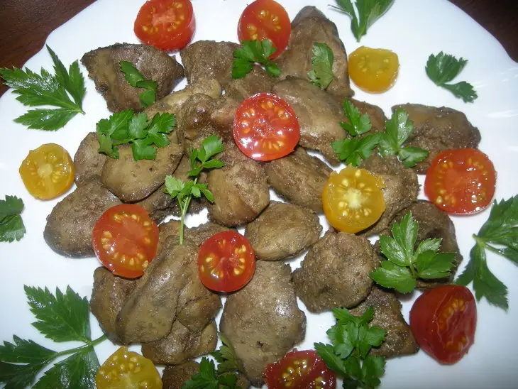 Салат с куриной печенью и помидорами черри: шаг 1