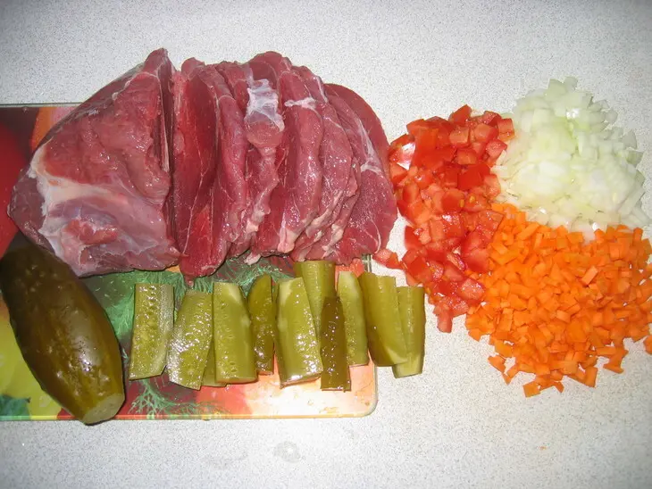 Мясные рулетики с солёным огурцом: шаг 1