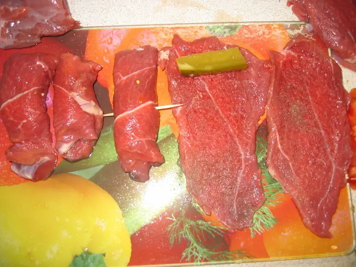 Мясные рулетики с солёным огурцом: шаг 2