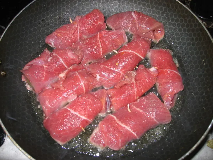 Мясные рулетики с солёным огурцом: шаг 3