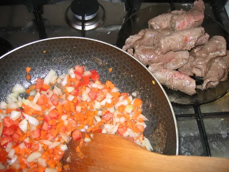 Мясные рулетики с солёным огурцом: шаг 4