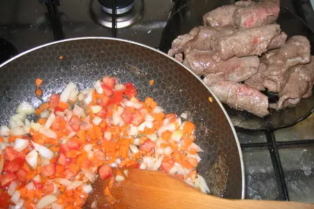 Мясные рулетики с солёным огурцом: шаг 4