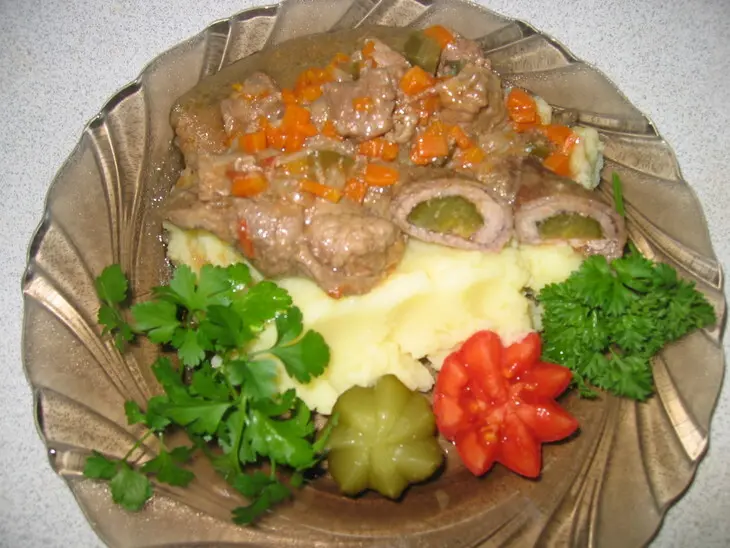Мясные рулетики с солёным огурцом: шаг 5
