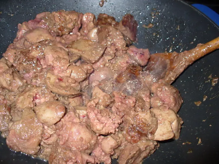 Печень индюшки и курицы в луково-винном соусе: шаг 2