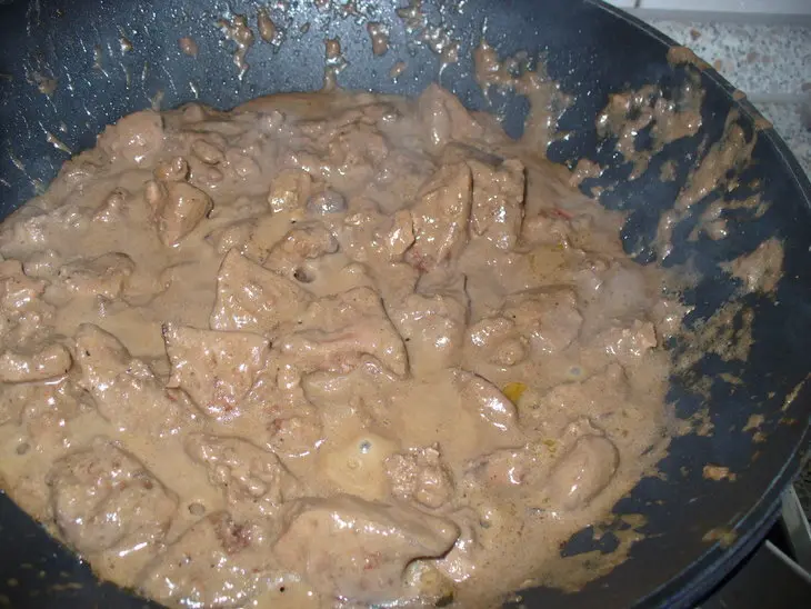 Печень индюшки и курицы в луково-винном соусе: шаг 4