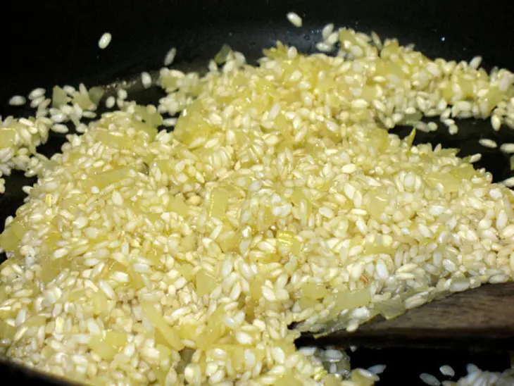 Рисовые тимбали с моцареллой(sformatini di riso alla mozzarella): шаг 1
