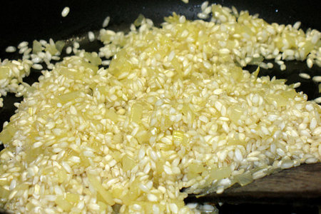 Рисовые тимбали с моцареллой(sformatini di riso alla mozzarella): шаг 1