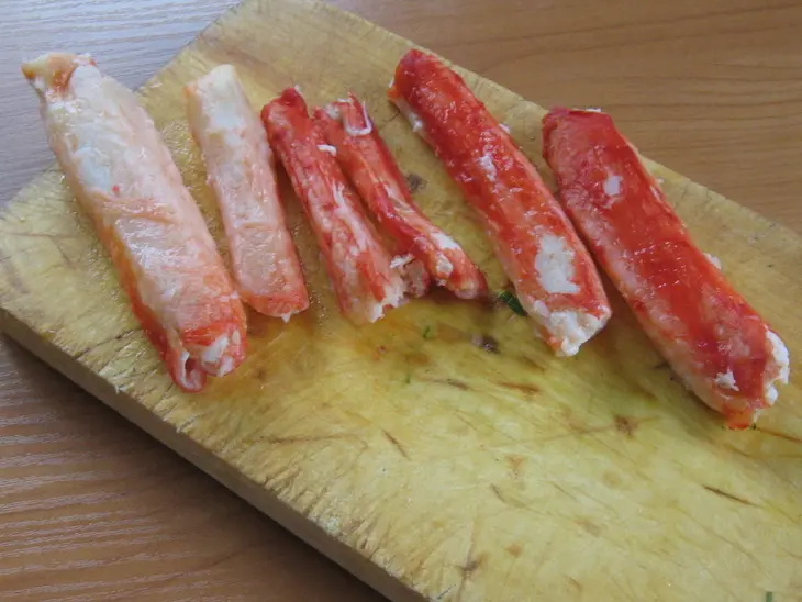 Салат с крабового мяса "мозаика": шаг 2