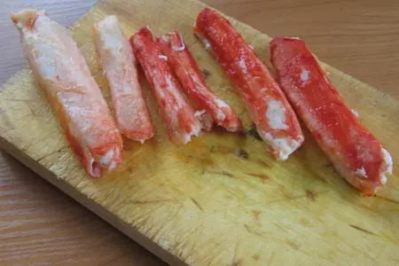 Салат с крабового мяса "мозаика": шаг 2