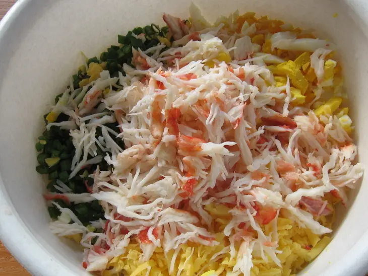 Салат с крабового мяса "мозаика": шаг 4
