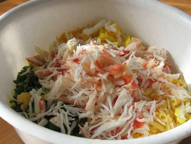 Салат с крабового мяса "мозаика": шаг 5