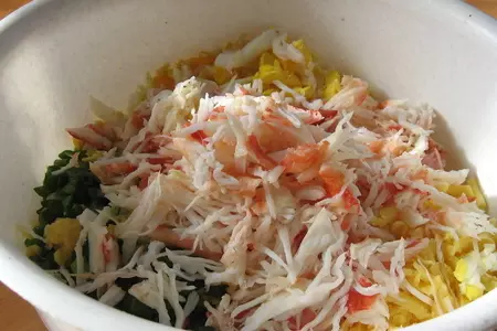 Салат с крабового мяса "мозаика": шаг 5