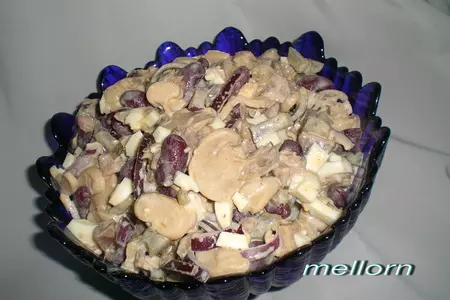 Салат из фасоли, мяса и грибов: шаг 2