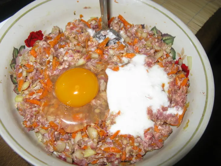 Мясные розочки на кефирно-содовом тесте с интересным соусом: шаг 1