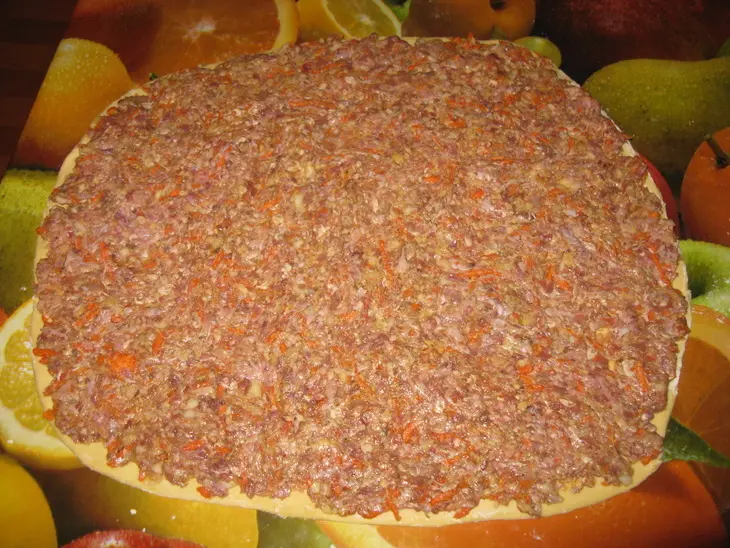 Мясные розочки на кефирно-содовом тесте с интересным соусом: шаг 2