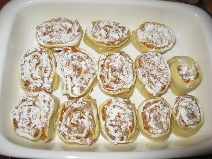 Мясные розочки на кефирно-содовом тесте с интересным соусом: шаг 4