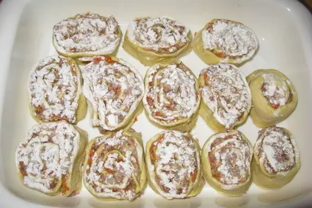 Мясные розочки на кефирно-содовом тесте с интересным соусом: шаг 4