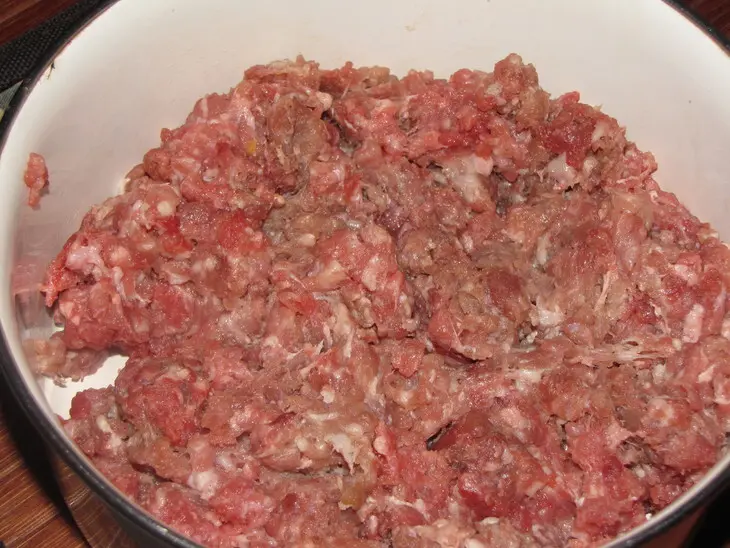 Вкуснятина из фарша в экспериментальной панировке: шаг 1