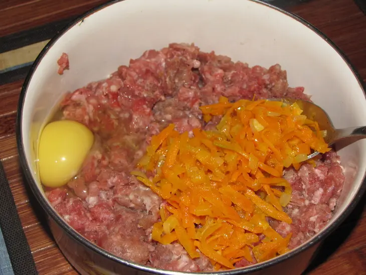 Вкуснятина из фарша в экспериментальной панировке: шаг 2