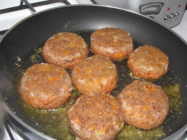 Вкуснятина из фарша в экспериментальной панировке: шаг 3