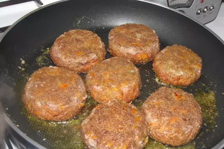 Вкуснятина из фарша в экспериментальной панировке: шаг 3