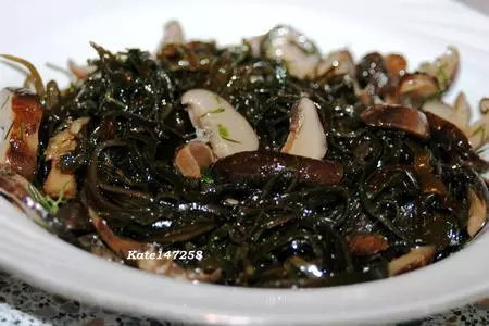 Салат с морской капустой, грибами и сельдью.: шаг 1