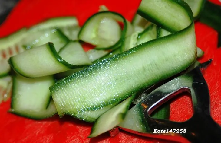 Салат с морской капустой, грибами и сельдью.: шаг 2