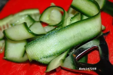 Салат с морской капустой, грибами и сельдью.: шаг 2