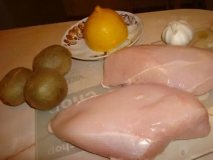Курочка в маринаде из киви: шаг 1