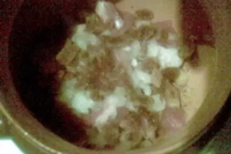 Горшочек с мясом и изюмом: шаг 4