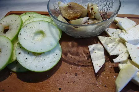 Куриная печень с карамелизованными яблоками, сельдереем и луком: шаг 1