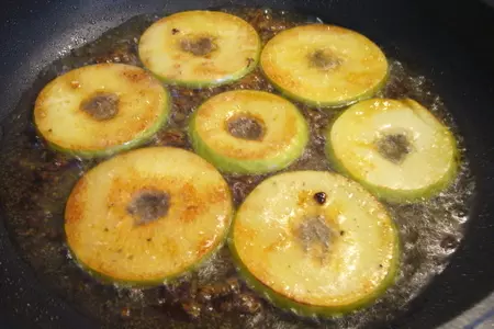 Куриная печень с карамелизованными яблоками, сельдереем и луком: шаг 3