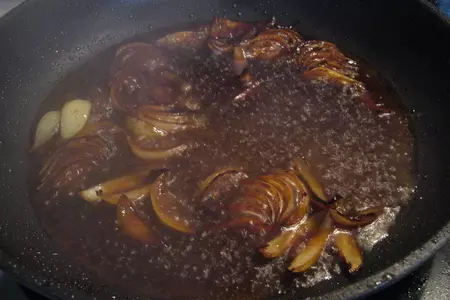 Куриная печень с карамелизованными яблоками, сельдереем и луком: шаг 5