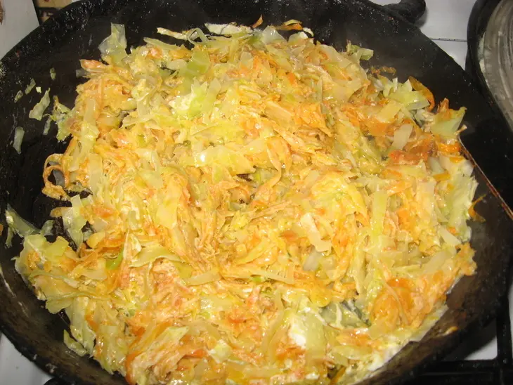 Блинчики картофельные с капустно-морковной начинкой: шаг 5
