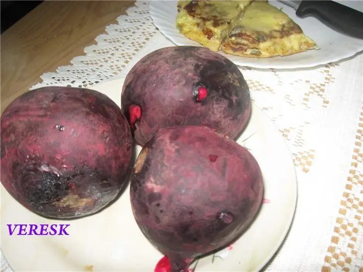 Очень простой салат из сыра, яиц и свеклы: шаг 1
