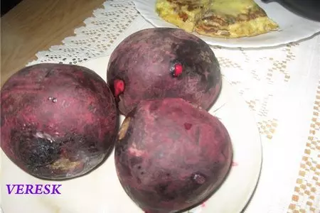 Очень простой салат из сыра, яиц и свеклы: шаг 1