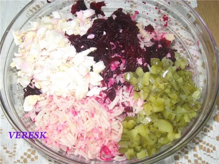Очень простой салат из сыра, яиц и свеклы: шаг 2