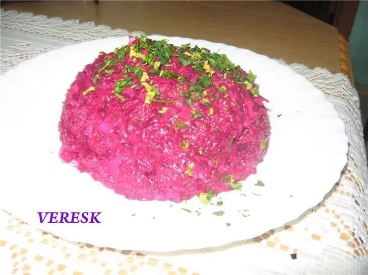 Очень простой салат из сыра, яиц и свеклы: шаг 3