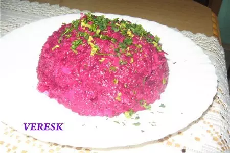 Очень простой салат из сыра, яиц и свеклы: шаг 3