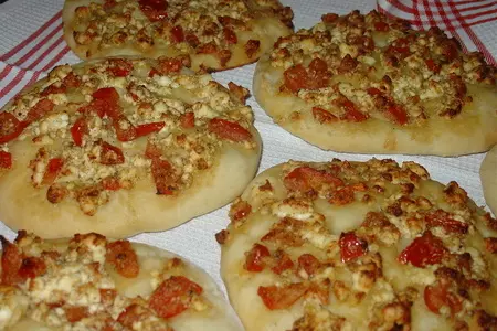Manguschi – лепёшки с фетой, пoмидорами и заатаром.: шаг 5