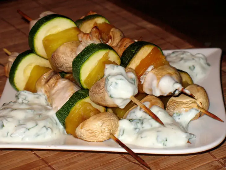 Куриные шписы с ананасом,цуккини  и шампиньонами и соус из йогурта к ним: шаг 2